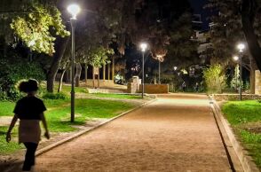 Δημόσιος Φωτισμός: Η Αθήνα ανάμεσα στην ασφάλεια, την εξοικονόμηση ενέργειας και τους βανδαλισμούς