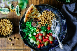 Μπολ με όσπρια, λαχανικά και φρούτα