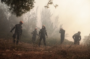 Πυροσβέστες με μάνικα επιχειρούν στο πεδίο