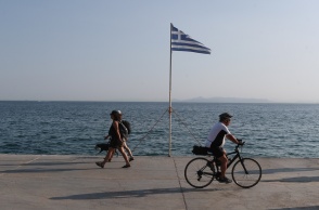 Πολίτες με ποδήλατο και σκυλάκια κάνουν βόλτα στην παραλία του Αλίμου