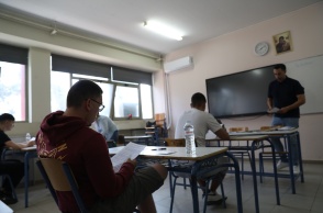 Μαθητές δίνουν εξετάσεις στο σχολείο τους