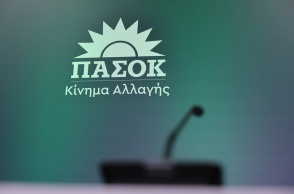 Τα γραφεία του ΠΑΣΟΚ και το λογότυπο του κόμματος έξω από αυτά