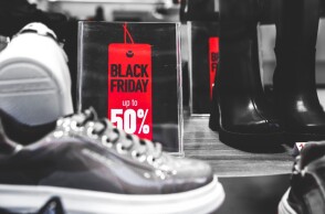 Εκπτώσεις σε καταστήματα λόγω Black Friday