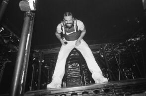 Ο Drake έγραψε ιστορία στο Spotify καταρρίπτοντας δύο μεγάλα ρεκόρ για το 2026, μετά την ξαφνική κυκλοφορία τριών νέων προσωπικών άλμπουμ