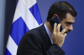 Ο κυβερνητικός εκπρόσωπος Παύλος Μαρινάκης μιλάει στο κινητό τηλέφωνο