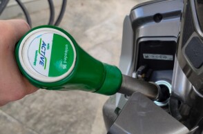 Εργαζόμενος βάζει βενζίνη στο όχημα σε πρατήριο υγρών καυσίμων