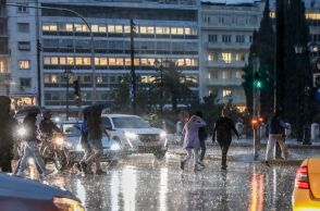 Άνοιξαν οι ουρανοί στην Αττική - Πότε αλλάζει το σκηνικό του καιρού