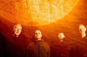 Οι Inspiral Carpets επέστρεψαν με νέο single μετά από 12 χρόνια και ετοιμάζονται για περιοδεία, συνεχίζοντας την πορεία τους μετά τo reunion του 2023.