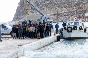Ναυάγιο με νεκρούς μετανάστες ανοικτά των Καλών Λιμένων Κρήτης - Μεταφορά διασωθέντων μεταναστών στο λιμάνι Καλών Λιμένων © ΣΤΕΦΑΝΟΣ ΡΑΠΑΝΗΣ / EUROKINISSI