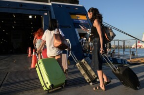 Αδειούχοι του Αυγούστου επιβιβάζονται σε πλοίο με προορισμό νησιά του Αιγαίου