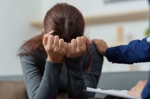 Νέα έρευνα δείχνει ότι αντιφλεγμονώδες φάρμακο ίσως βοηθήσει ασθενείς με ανθεκτική μορφή κατάθλιψης, ανοίγοντας νέο δρόμο στις θεραπείες ψυχικής υγείας.