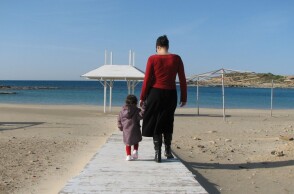 Μητέρα με παιδί σε παραλία