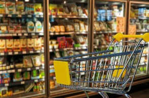 Καρότσι σούπερ μάρκετ μπροστά από βιτρίνα με προϊόντα