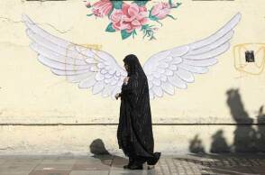 Γυναίκα περνά μπροστά από mural στην πρωτεύουσα του Ιράν, Τεχεράνη