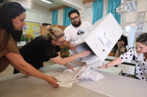Καταμέτρηση ψήφων μετά το άνοιγμα της κάλπης για τις εκλογές στην Κύπρο