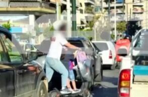 Παγκράτι: Πατέρας κυκλοφορεί με πατίνι μαζί με δύο μικρά παιδιά ανάμεσα σε διερχόμενα ΙΧ - Δε φορούν καν κράνη