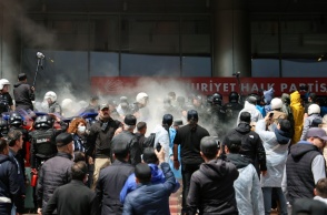 Τουρκία: Αστυνομική επέμβαση στα κεντρικά του CHP - Απομακρύνθηκε ο Οζγκιούρ Οζέλ 