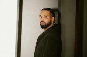 Ο ράπερ Drake γράφει ιστορία κατακτώντας τις τρεις πρώτες θέσεις του Billboard 200 με τα νέα του άλμπουμ, ένα επίτευγμα πρωτοφανές από το 1956.