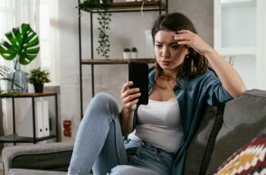 Παραπληροφόρηση στα social media για την περιεμμηνόπαυση οδηγεί γυναίκες σε λανθασμένες θεραπείες και ανεπιθύμητες εγκυμοσύνες, προειδοποιούν ειδικοί.