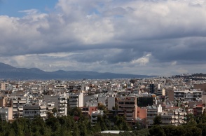 Σύννεφα και ηλιοφάνεια στην Αθήνα