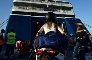 Αναχώρηση αδειούχων του Αυγούστου με πλοίο από το λιμάνι Πειραιά