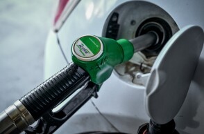Υπάλληλος σε πρατήριο υγρών καυσίμων βάζει βενζίνη σε όχημα