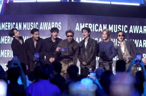 American Music Awards: Μεγάλοι νικητές οι BTS ως καλλιτέχνες της χρονιάς για δεύτερη φορά - Το συγκρότημα-φαινόμενο της K-pop σάρωσε στα αμερικανικά βραβεία