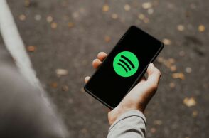 Χρήστες κατηγορούν το Spotify ότι υποβαθμίζει τους δημιουργούς με τη νέα λειτουργία remix τραγουδιών μέσω τεχνητής νοημοσύνης.