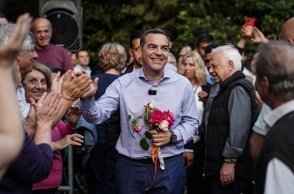Αλέξης Τσίπρας με λουλούδια στα χέρια δίπλα σε πολίτες