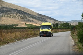 Ασθενοφόρο του ΕΚΑΒ σε επαρχιακό δρόμο