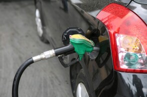 Ανεφοδιασμός αυτοκινήτου με βενζίνη σε πρατήριο υγρών καυσίμων