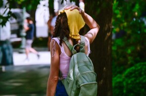 Τουρίστρια προσπαθεί να προστατευτεί από τη ζέστη στην Αθήνα