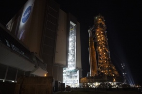 Μια φωτογραφία που διατέθηκε από τη NASA δείχνει τον πύραυλο Space Launch System (SLS) της NASA και το διαστημόπλοιο Orion, στερεωμένα στον κινητό εκτοξευτή, καθώς εκκινεί από το Κτίριο Συναρμολόγησης Οχημάτων προς την Εξέδρα Εκτόξευσης 39Β, στο Διαστημικό Κέντρο Κένεντι της NASA