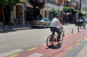 Άτομο με ποδήλατο στον ποδηλατόδρομο στην Καρδίτσα
