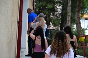 Υποψήφιοι των Πανελληνίων προσέρχονται σε εξεταστικό κέντρο Πανελληνίων 2026