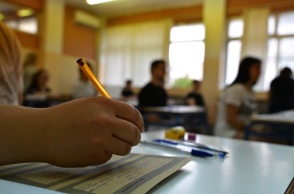 Εξεταζόμενος των πανελληνίων γράφει στο τετράδιο απαντήσεων 