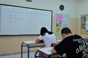Υποψήφιοι σε εξεταστικό κέντρο στην πρεμιέρα των Πανελληνίων 2026