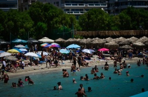 Λουόμενοι σε παραλία και στη θάλασσα