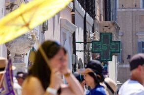Ιστορικός καύσωνας πλήττει την Ευρώπη - Ρεκόρ θερμοκρασιών σε Βρετανία, Γαλλία, Ιρλανδία - Επτά θάνατοι συνδέονται με τα καιρικά φαινόμενα