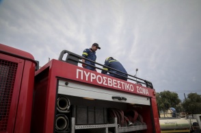 Πυροσβέστες πάνω σε όχημα της Πυροσβεστικής