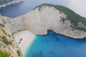 Η παραλία με το ξακουστό ναυάγιο στη Ζάκυνθο
