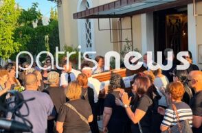 Γυναικοκτονία στην Καλαμάτα: Σε κλίμα οδύνης η κηδεία της Βασιλικής