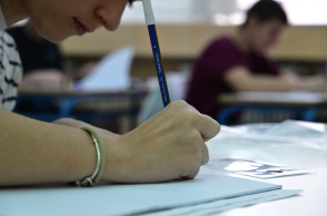 Υποψήφιος των Πανελληνίων 2026 γράφει στο τετράδιο εργασιών