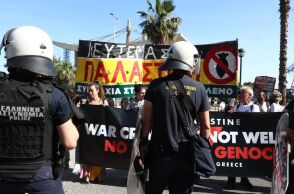 Συγκέντρωση στον Πειραιά ενάντια στην άφιξη του ισραηλινού Crown Iris - Σωματεία του ΟΛΠ ζητούν να αποτραπεί ο κατάπλους, επικαλούμενα ανθρωπιστικούς λόγους.