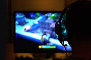 Ανήλικος με ακουστικά σε online πλατφόρμα gaming