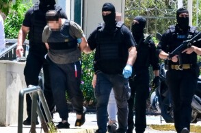 Ο 37χρονος Παλαιστίνιος, που κατηγορείται για σύνδεση με τη Χαμάς και τρομοκρατία, οδηγείται στην εισαγγελία