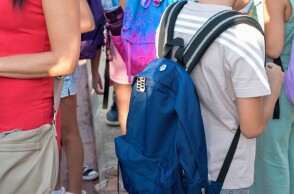 Μαθητές επιστρέφουν στα σχολεία για τον αγιασμό και τη νέα σχολική χρονιά