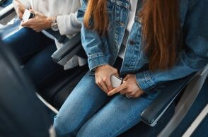 Ειδικός σε θέματα τουρισμού εξηγεί γιατί η μεσαία θέση 19E στο αεροπλάνο προσφέρει τη χειρότερη ταξιδιωτική εμπειρία και πώς να την αποφύγετε.