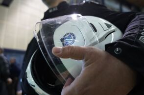 Επεισοδιακή καταδίωξη σημειώθηκε στον Κορυδαλλό, όπου 25χρονος τραυμάτισε αστυνομικό και συνελήφθη, ενώ στο σπίτι του εντοπίστηκαν όπλα και κάνναβη.