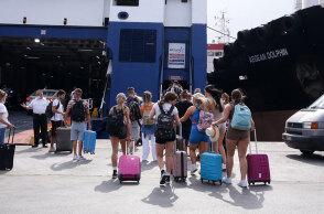 ΚΙΝΗΣΗ ΣΤΟ ΛΙΜΑΝΙ ΤΟΥ ΠΕΙΡΑΙΑ ΑΠΟ ΕΚΔΡΟΜΕΙΣ ΠΟΥ ΑΝΑΧΩΡΟΥΝ ΓΙΑ ΤΑ ΝΗΣΙΑ